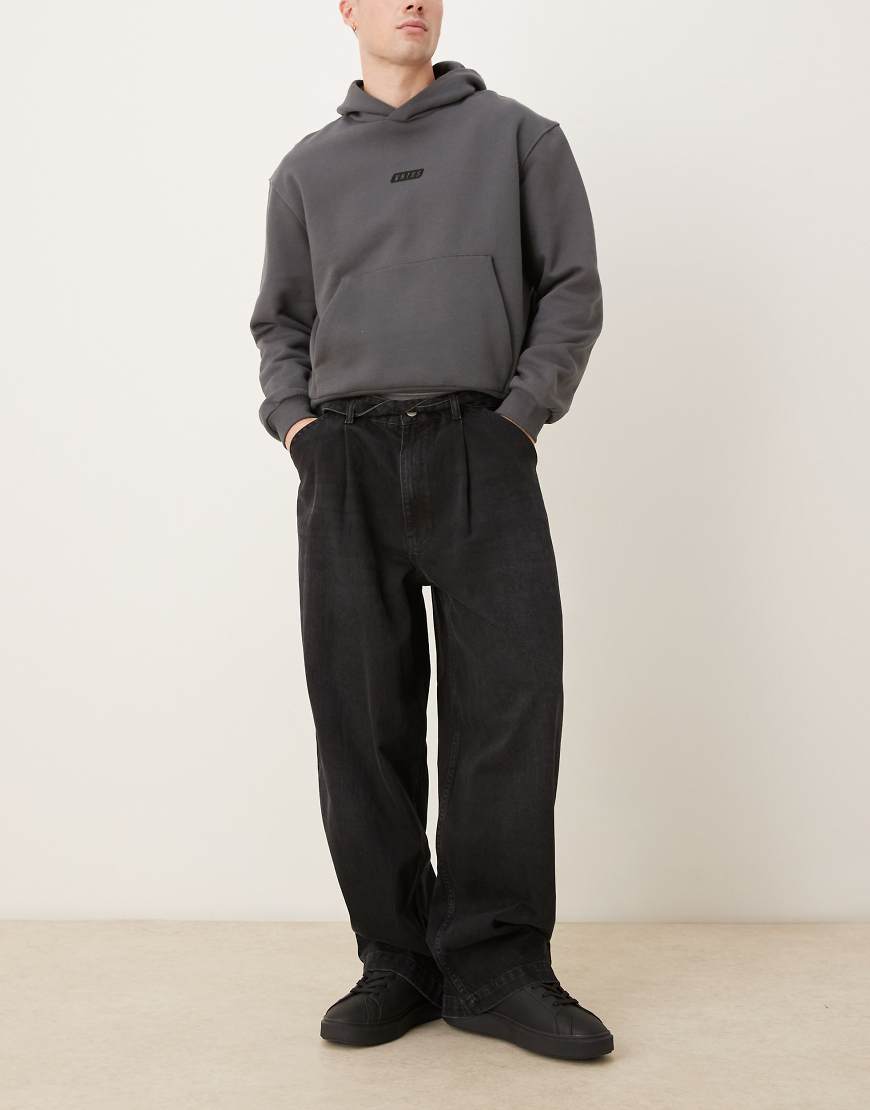 ASOS DESIGN - Jeans in Schwarz mit Bundfalten, Gürtel und weitem Bein von ASOS DESIGN