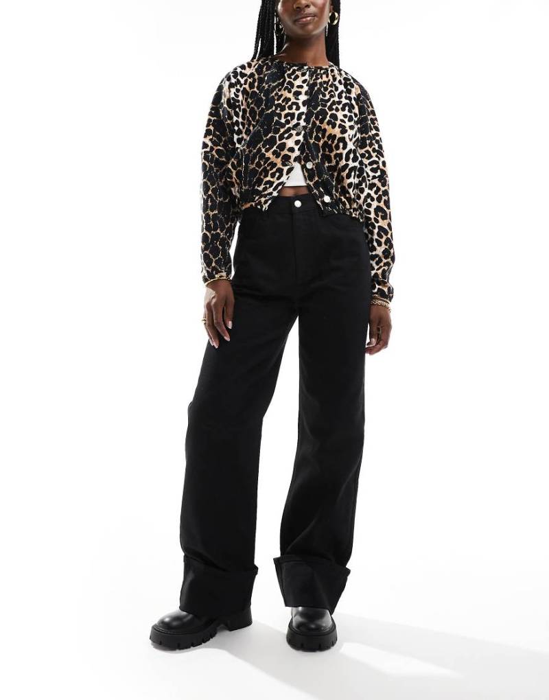 ASOS DESIGN - Jeans in Schwarz mit Saumaufschlag von ASOS DESIGN