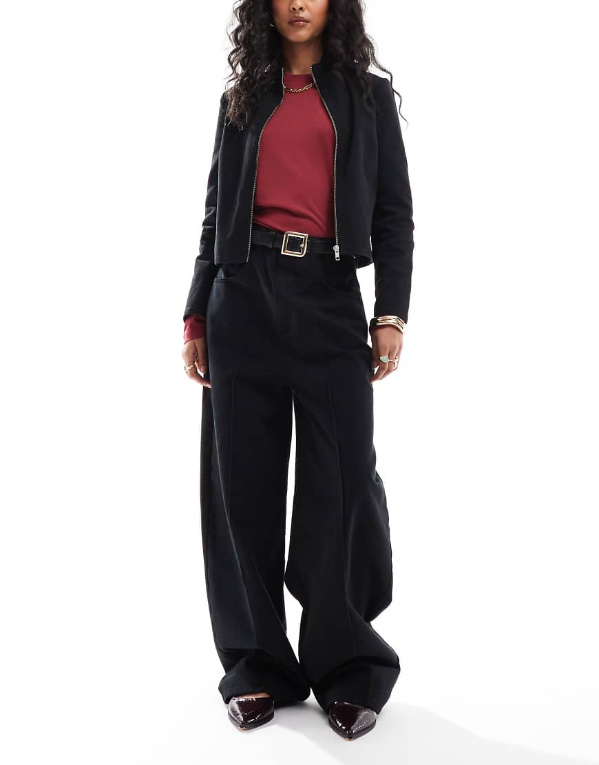 ASOS DESIGN - Jeans in Schwarz mit Ziernaht und abgerundetem Beinschnitt von ASOS DESIGN