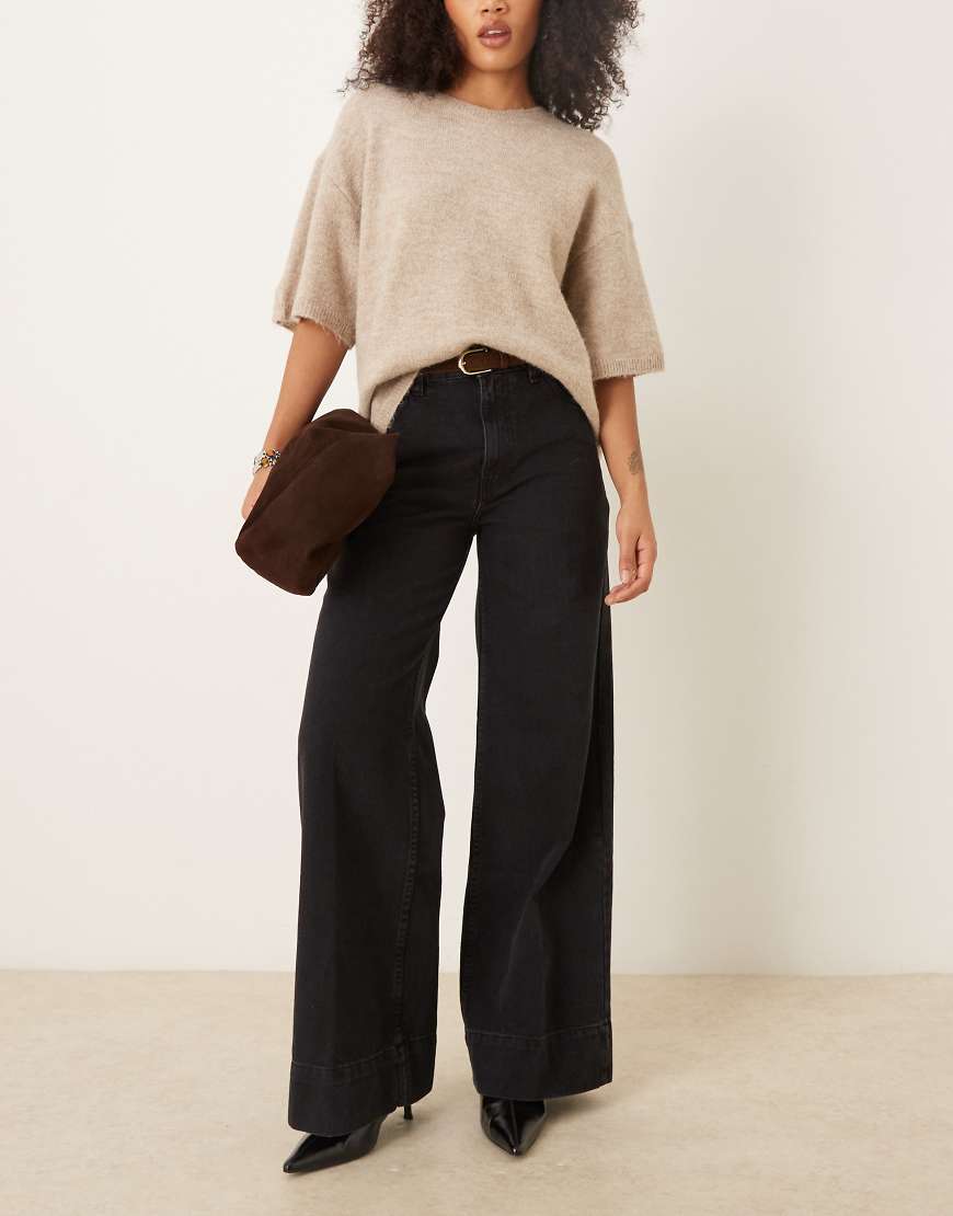 ASOS DESIGN - Jeans in Schwarz mit weitem Bein, Gürtel und Bügelfalte vorne von ASOS DESIGN