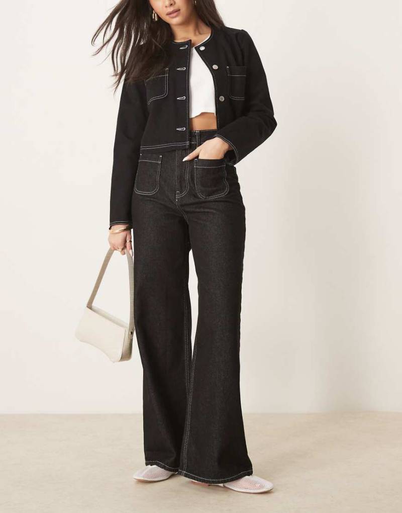 ASOS DESIGN - Jeans in Schwarz mit weitem Bein, aufgesetzten Taschen und Ziernähten von ASOS DESIGN