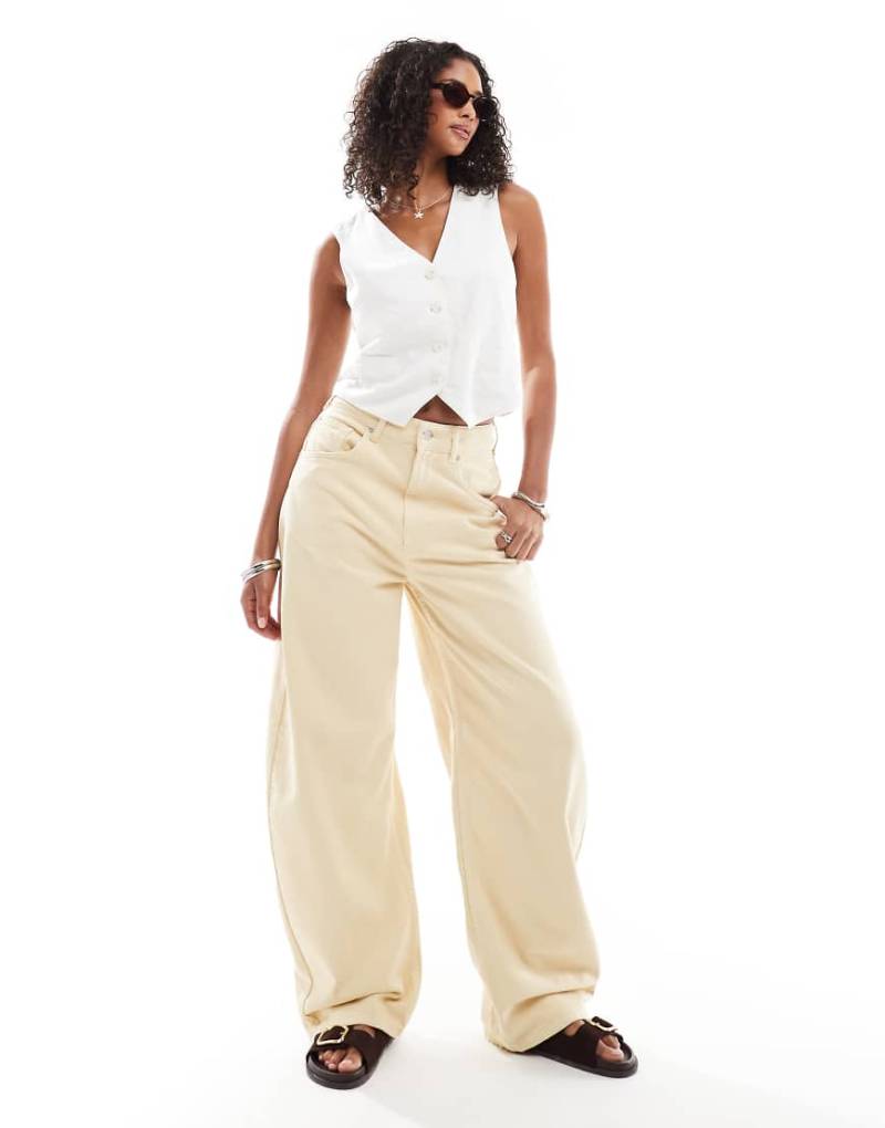 ASOS DESIGN - Jeans in Zitronengelb mit hohem Bund und weitem, abgerundetem Bein von ASOS DESIGN