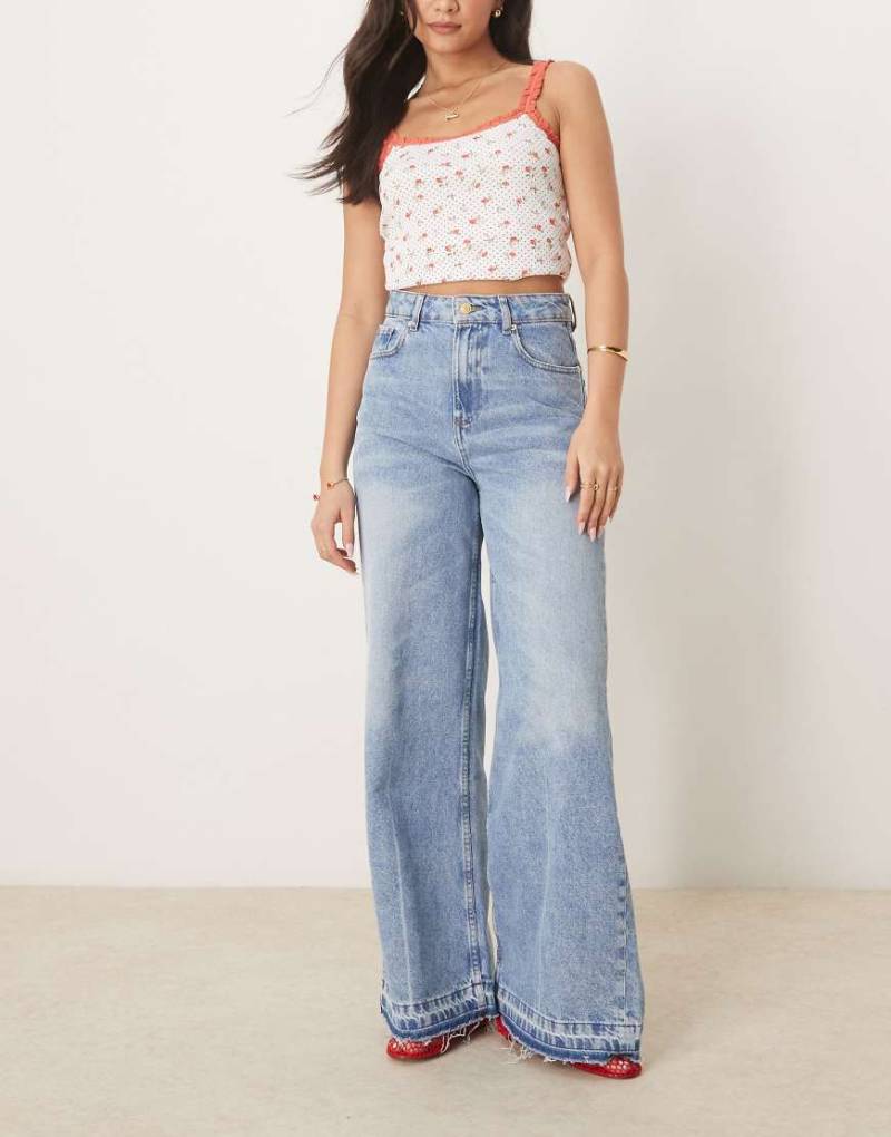 ASOS DESIGN - Jeans in blasser Waschung mit weitem Bein und ausgelassenem Saum-Blau von ASOS DESIGN