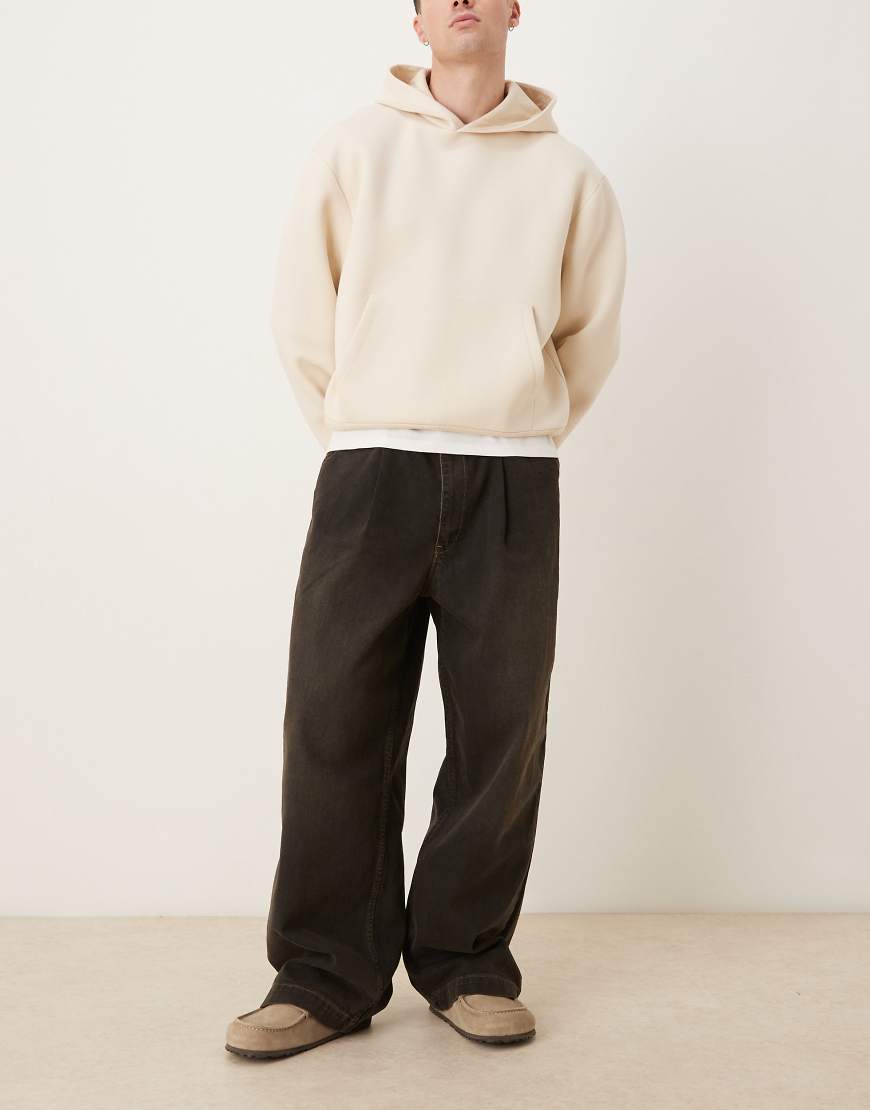 ASOS DESIGN - Jeans in brauner Waschung mit Bundfalten, Gürtel und weitem Bein-Brown von ASOS DESIGN