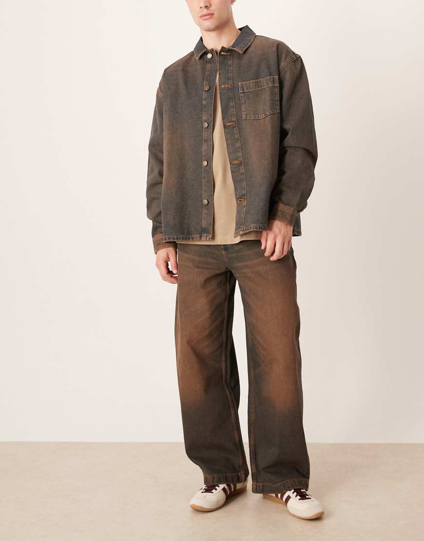 ASOS DESIGN - Jeans in brauner Waschung mit abgerundetem Beinschnitt-Brown von ASOS DESIGN