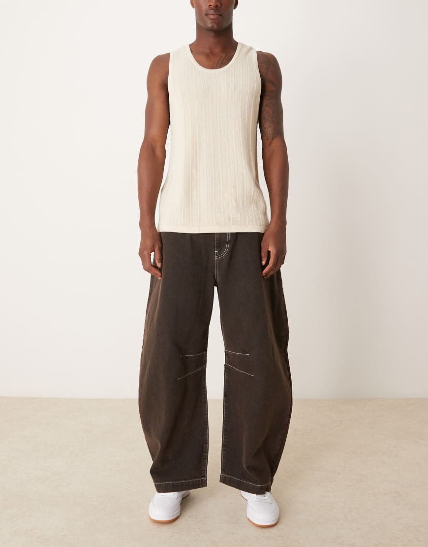 ASOS DESIGN - Jeans in brauner Waschung mit abgerundetem Beinschnitt ASOS DESIGN - Jeans in brauner Waschung mit abgerundetem Beinschnitt von ASOS DESIGN