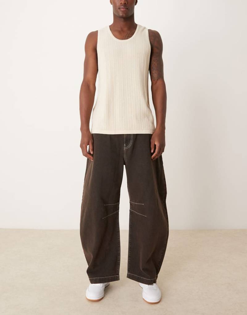 ASOS DESIGN - Jeans in brauner Waschung mit abgerundetem Beinschnitt von ASOS DESIGN