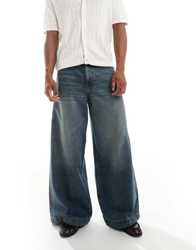 ASOS DESIGN - Jeans in dunkelblauer Waschung mit sehr weitem Bein von ASOS DESIGN