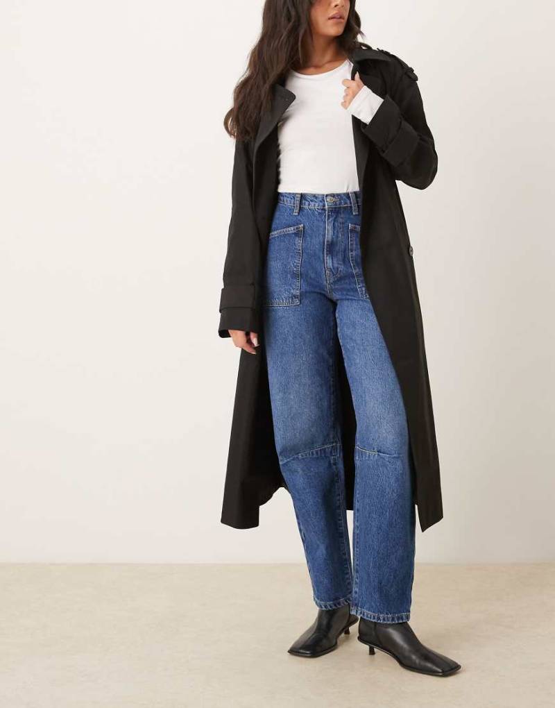 ASOS DESIGN - Jeans in dunklem Mittelblau mit abgerundetem Bein-Marineblau von ASOS DESIGN