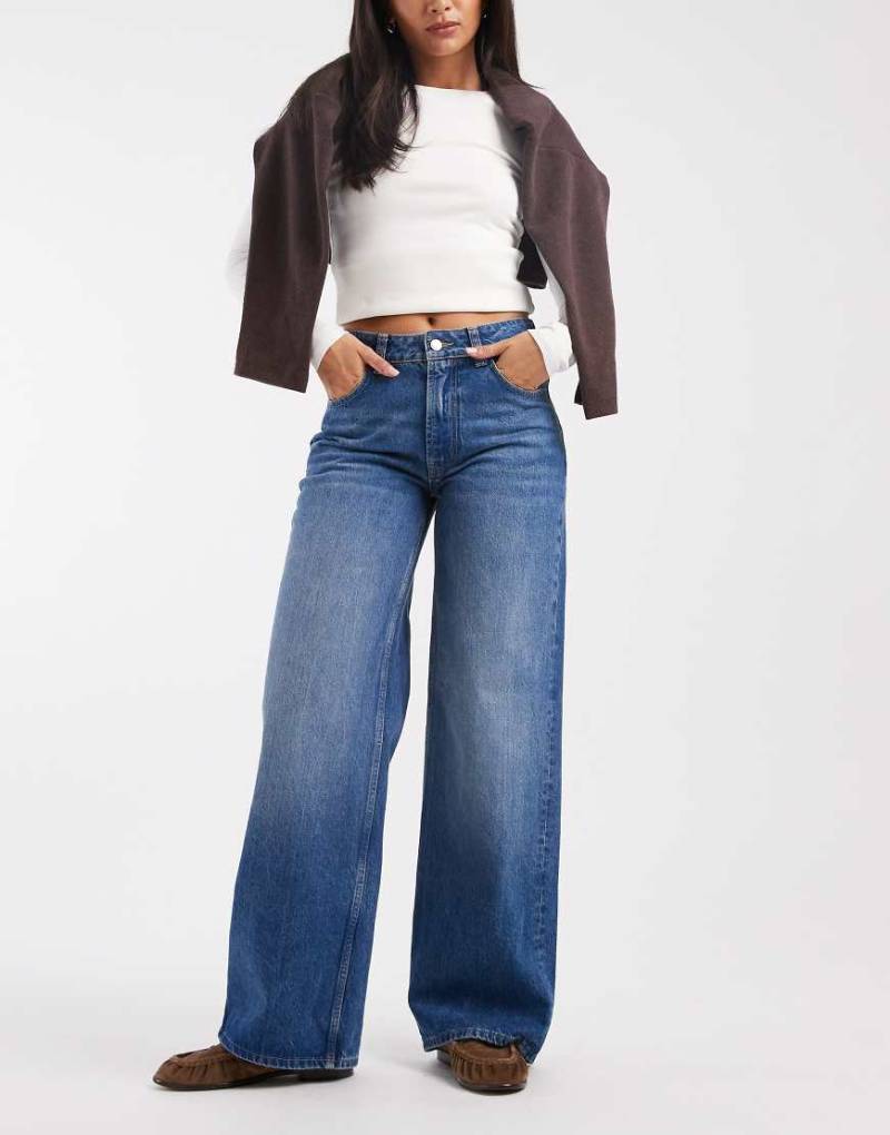 ASOS DESIGN - Jeans in dunklem Mittelblau mit niedrigem Bund und weitem Schnitt von ASOS DESIGN