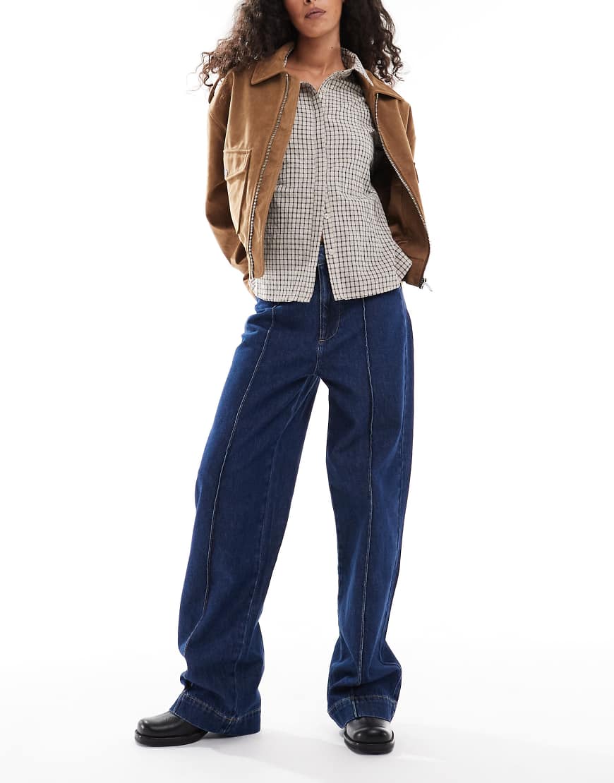 ASOS DESIGN - Jeans in dunklem Mittelblau mit weitem Bein und Vordernaht von ASOS DESIGN