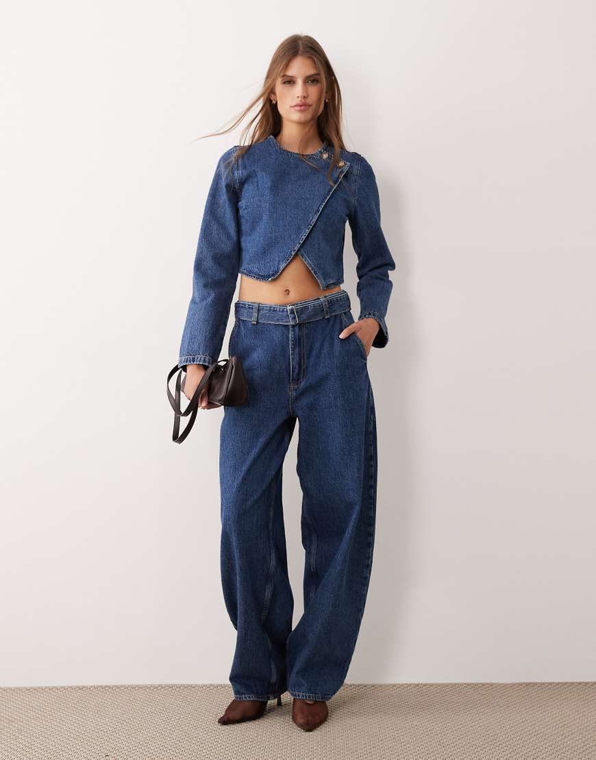 ASOS DESIGN - Jeans in dunklem Mittelblau mit weitem Beinschnitt, Kombiteil-Marineblau von ASOS DESIGN