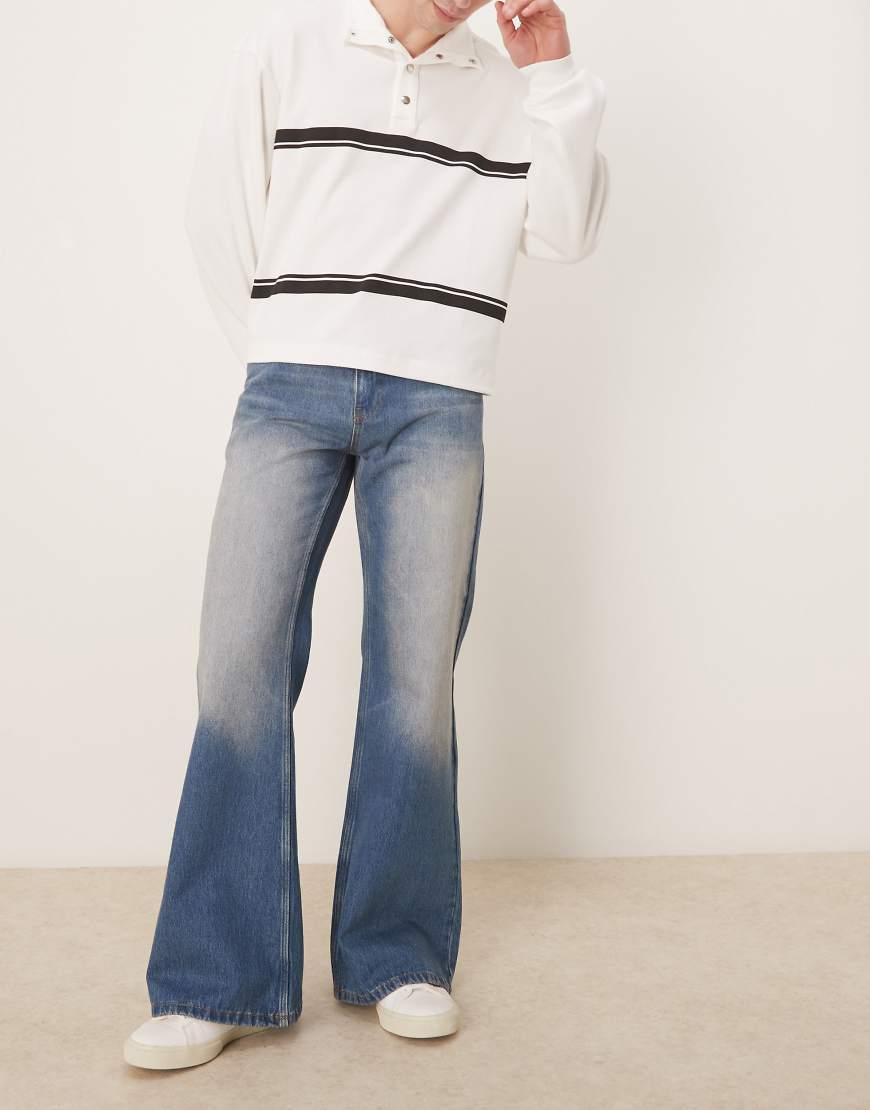 ASOS DESIGN - Jeans in getönter Waschung mit weitem, ausgestelltem Schnitt-Blau von ASOS DESIGN