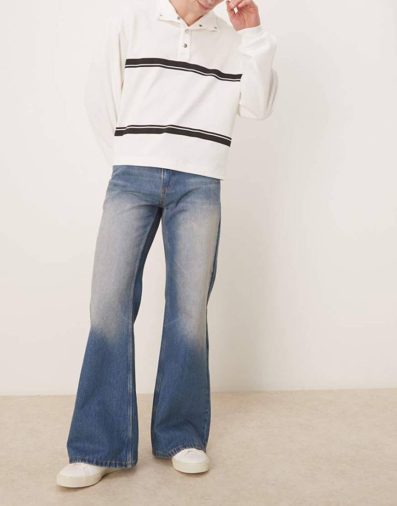 ASOS DESIGN - Jeans in getönter Waschung mit weitem, ausgestelltem Schnitt-Blau von ASOS DESIGN