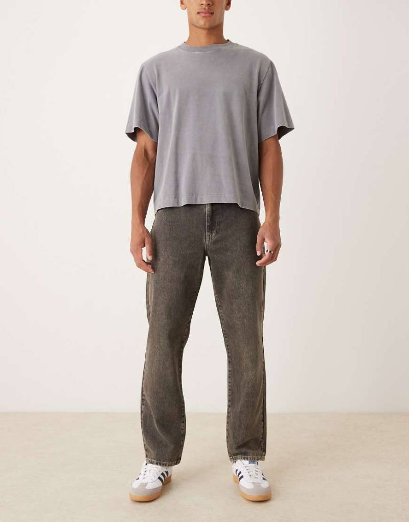 ASOS DESIGN - Jeans in grauer Waschung mit Farbstich und geradem Schnitt von ASOS DESIGN