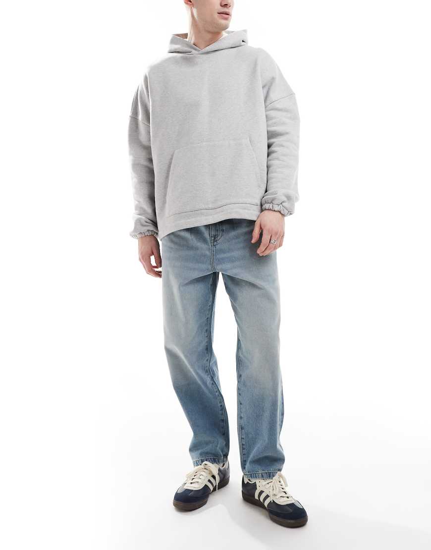 ASOS DESIGN - Jeans in hellblauer Waschung mit abgerundetem Beinschnitt von ASOS DESIGN