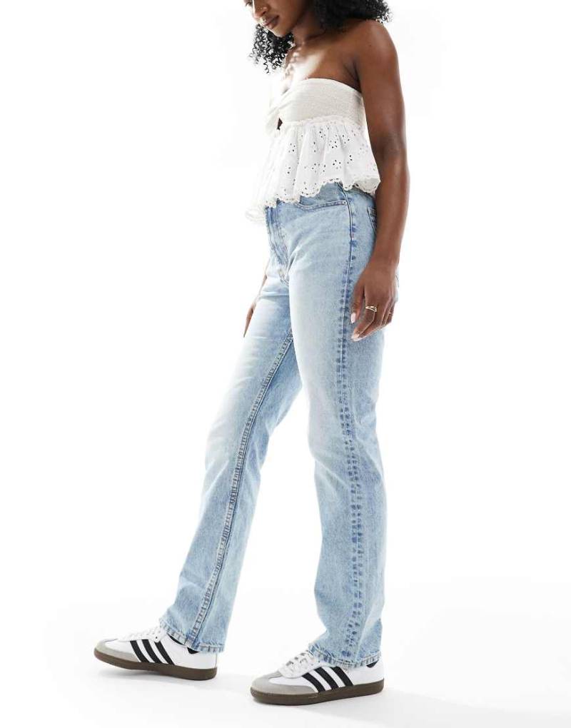 ASOS DESIGN - Gerade geschnittene Jeans in heller Waschung im Stil der 90er-Jahre-Blau von ASOS DESIGN