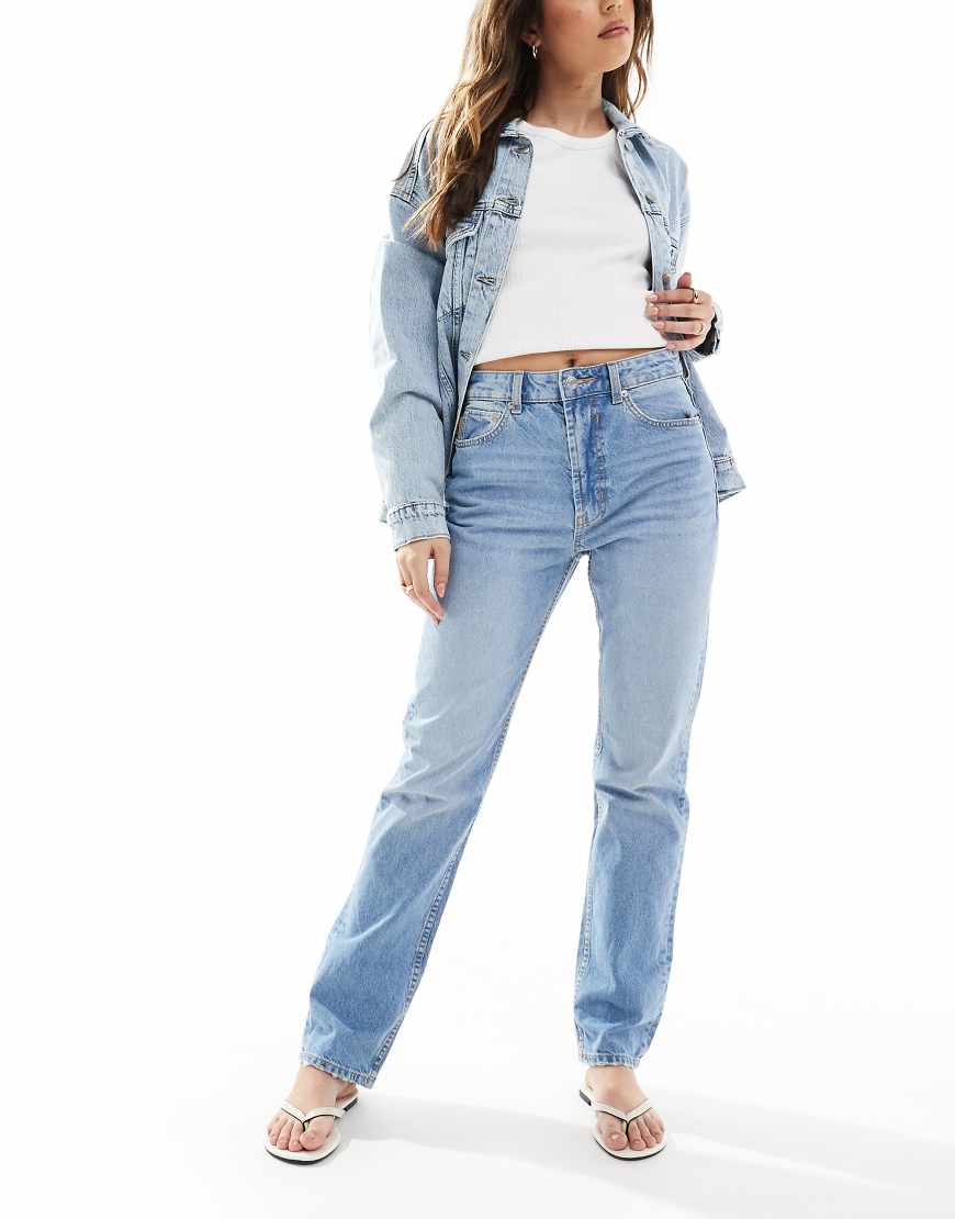 ASOS DESIGN - Jeans in hellblauer Waschung mit geradem Schnitt und mittelhohem Bund ASOS DESIGN - Jeans in hellblauer Waschung mit geradem Schnitt und mittelhohem Bund von ASOS DESIGN