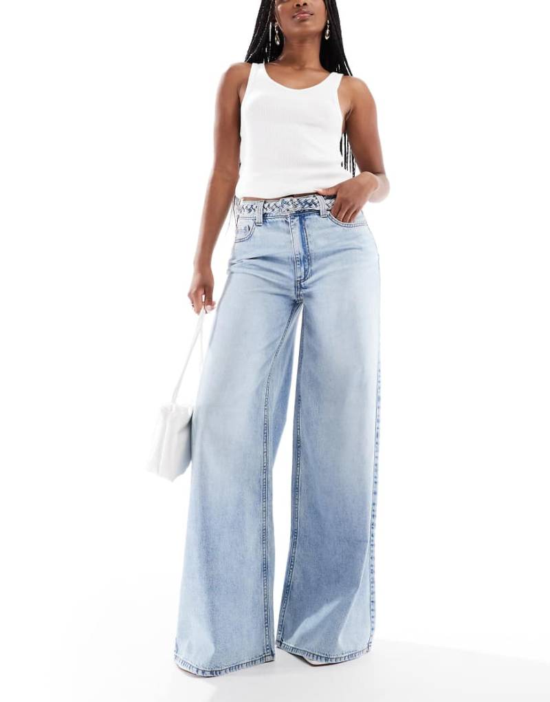 ASOS DESIGN - Jeans in hellblauer Waschung mit weitem Bein und geflochtenem Gürtel von ASOS DESIGN