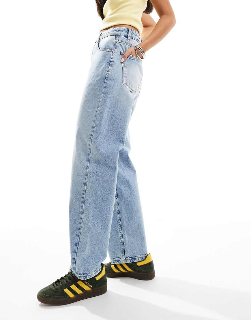 ASOS DESIGN - Jeans in hellem Mittelblau mit abgerundetem Beinschnitt und Taillenlasche ASOS DESIGN - Jeans in hellem Mittelblau mit abgerundetem Beinschnitt und Taillenlasche von ASOS DESIGN