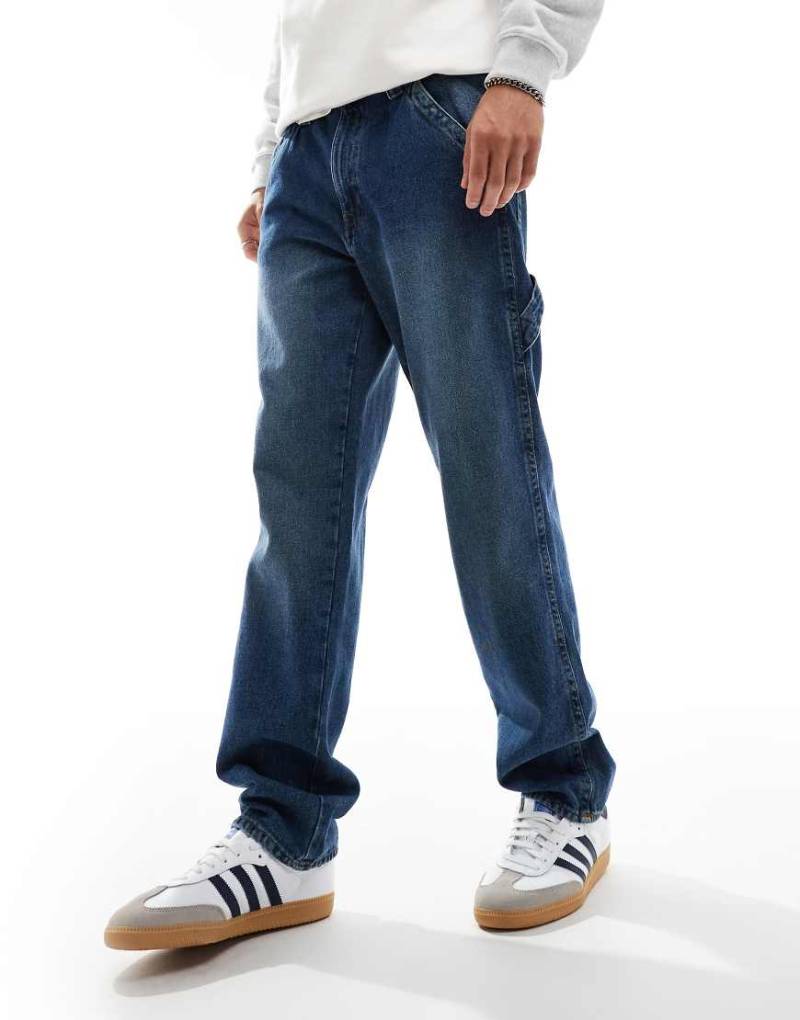 ASOS DESIGN - Jeans in mittelblauer Waschung mit geradem Bein und Zimmermann-Detail von ASOS DESIGN