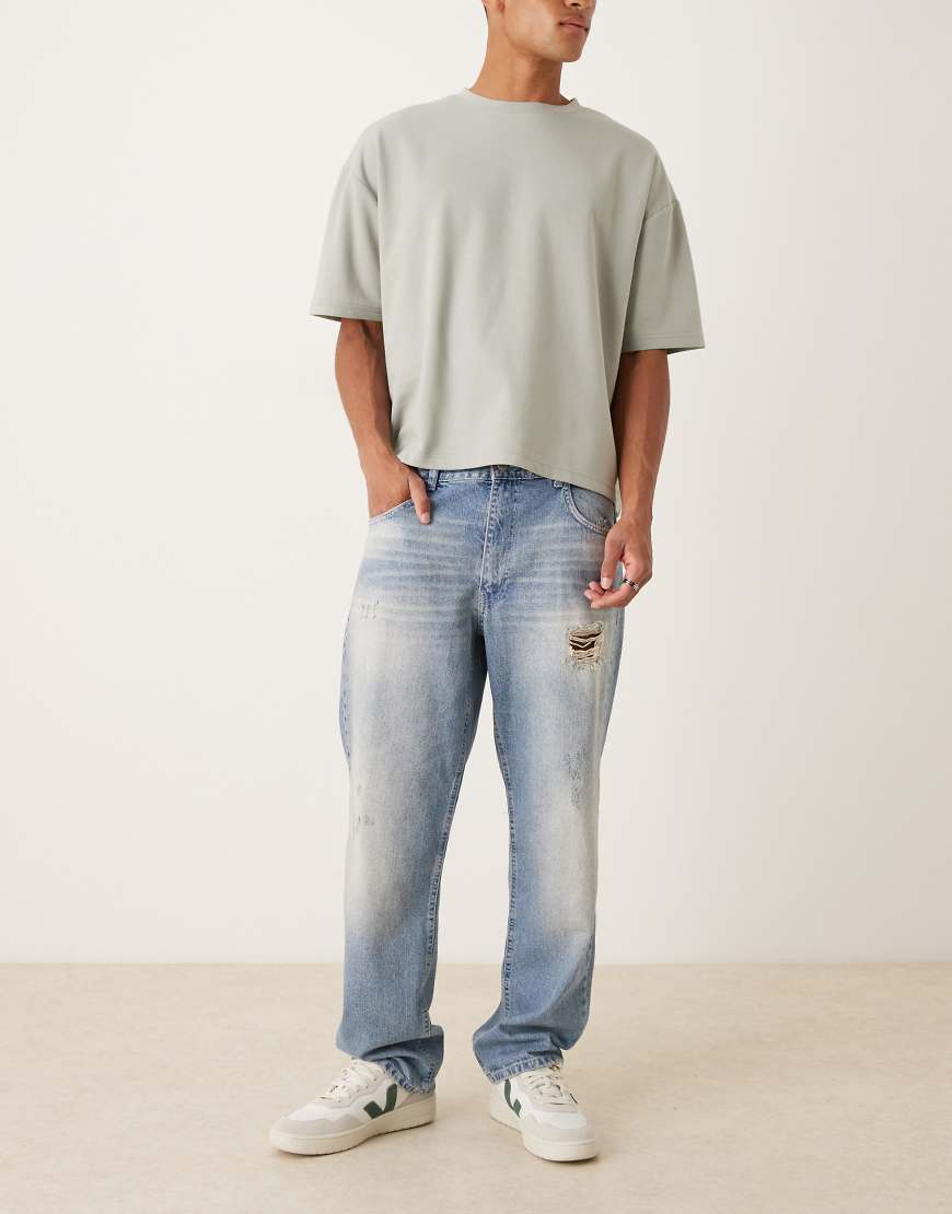ASOS DESIGN - Jeans in mittelblauer Waschung mit geradem Schnitt und Zierrissen von ASOS DESIGN