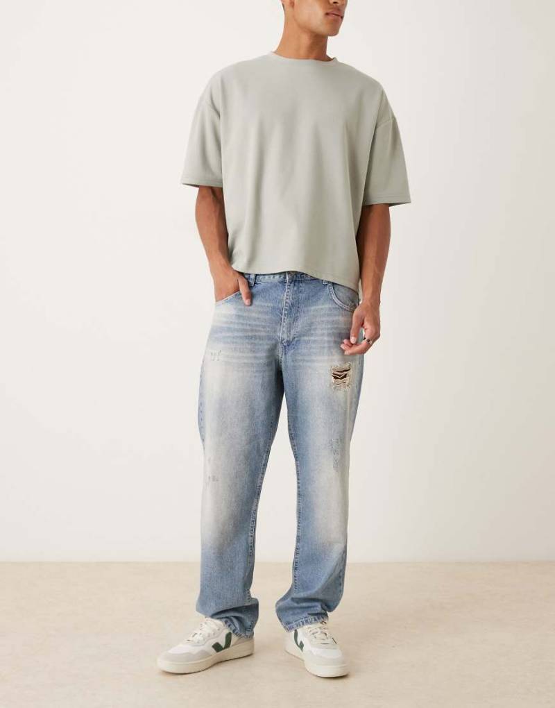 ASOS DESIGN - Jeans in mittelblauer Waschung mit geradem Schnitt und Zierrissen von ASOS DESIGN