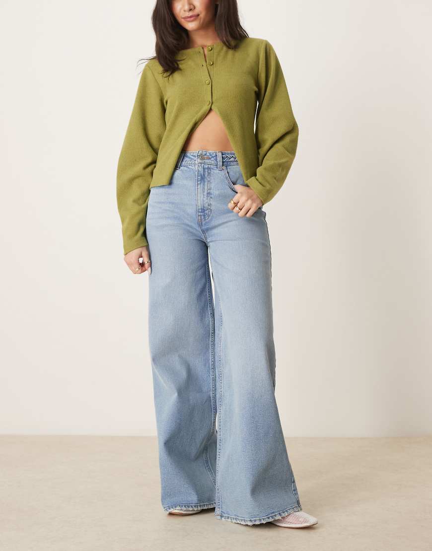 ASOS DESIGN - Jeans in mittelblauer Waschung mit weitem Bein und geflochtenem Taillenbund von ASOS DESIGN