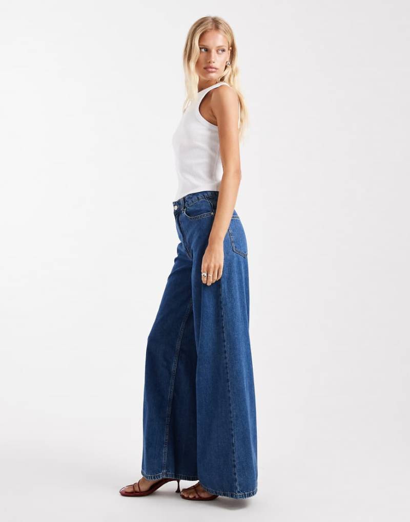 ASOS DESIGN - Jeans in mittelblauer Waschung mit weitem Bein und hohem Bund von ASOS DESIGN