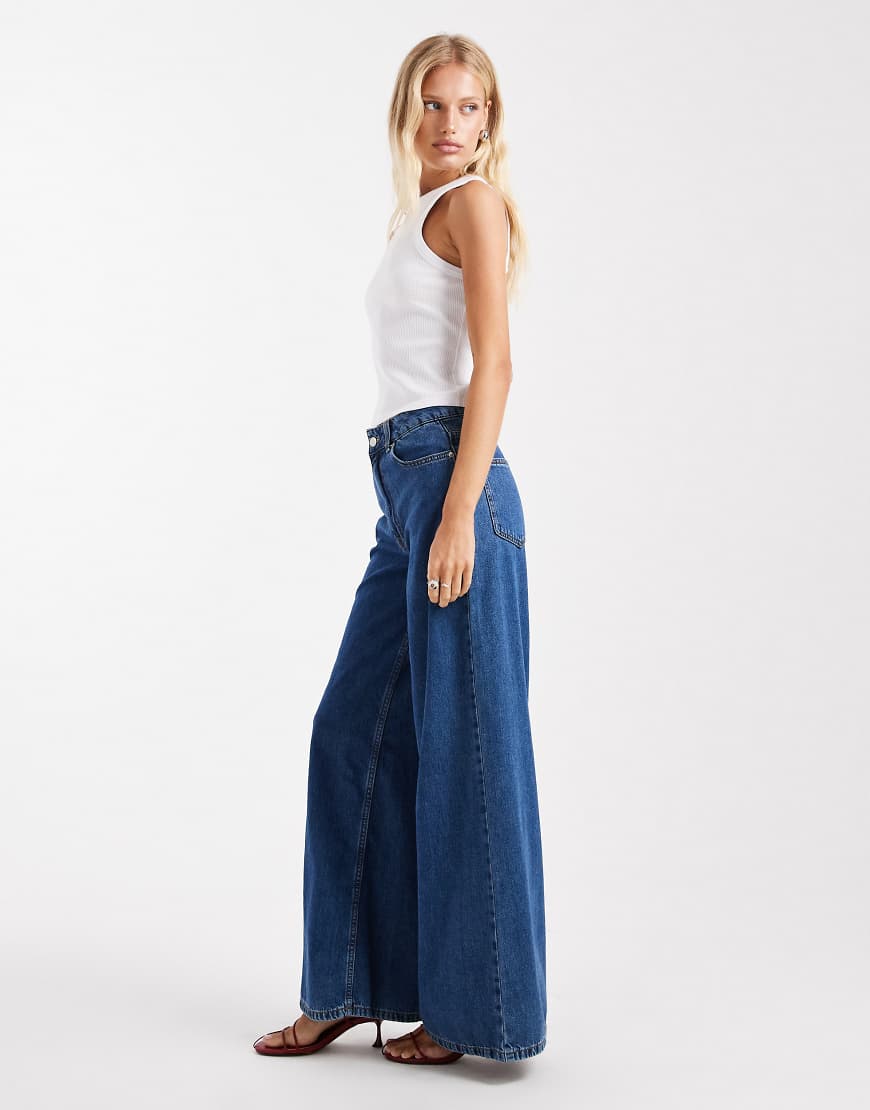 ASOS DESIGN - Jeans in mittelblauer Waschung mit weitem Bein und hohem Bund von ASOS DESIGN