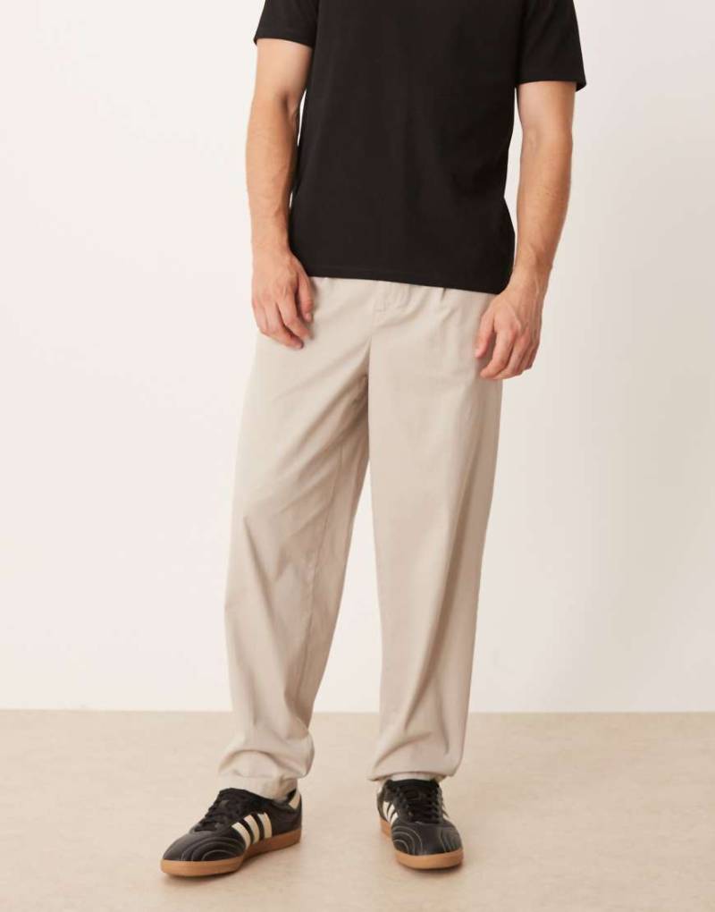 ASOS DESIGN - Elegante Chinohose in Steinbeige mit Karotten-Passform-Grau von ASOS DESIGN