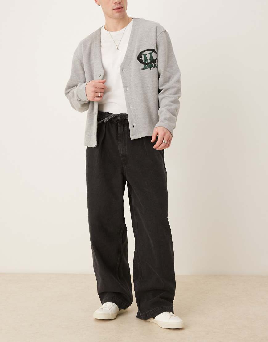 ASOS DESIGN - Jeans in schwarzer Waschung mit Taillenband und Bundfalten ASOS DESIGN - Jeans in schwarzer Waschung mit Taillenband und Bundfalten von ASOS DESIGN