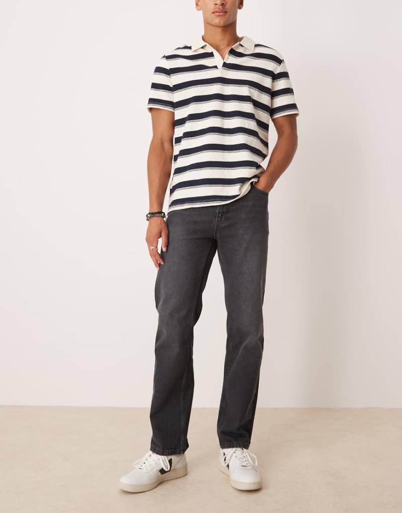 ASOS DESIGN - Jeans in schwarzer Waschung mit geradem Schnitt von ASOS DESIGN