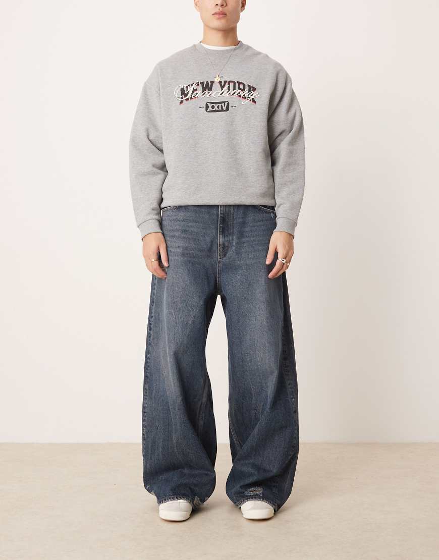 ASOS DESIGN - Jeans in verwaschenem Dunkelblau mit Skater-Schnitt und Zierrissen von ASOS DESIGN