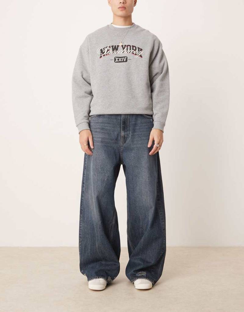 ASOS DESIGN - Jeans in verwaschenem Dunkelblau mit Skater-Schnitt und Zierrissen von ASOS DESIGN