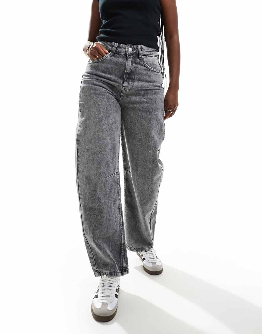 ASOS DESIGN - Jeans in verwaschenem Grau mit abgerundetem Beinschnitt und Bundlasche von ASOS DESIGN