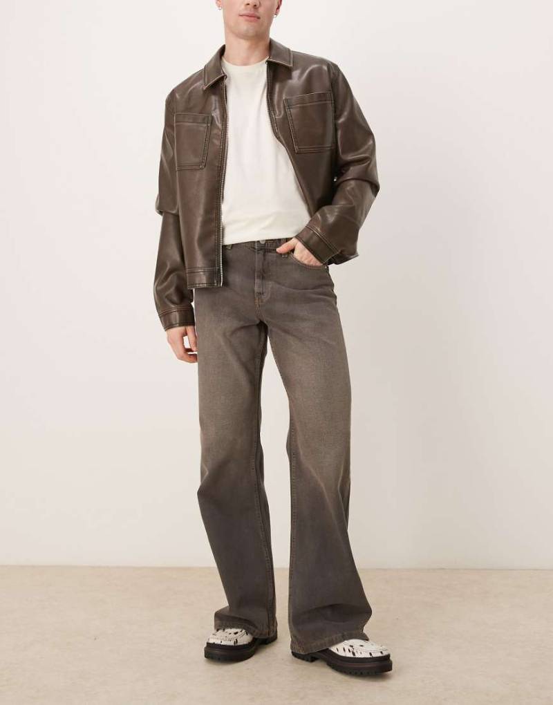 ASOS DESIGN - Jeans in verwaschenem Grau mit weitem, ausgestelltem Bein von ASOS DESIGN