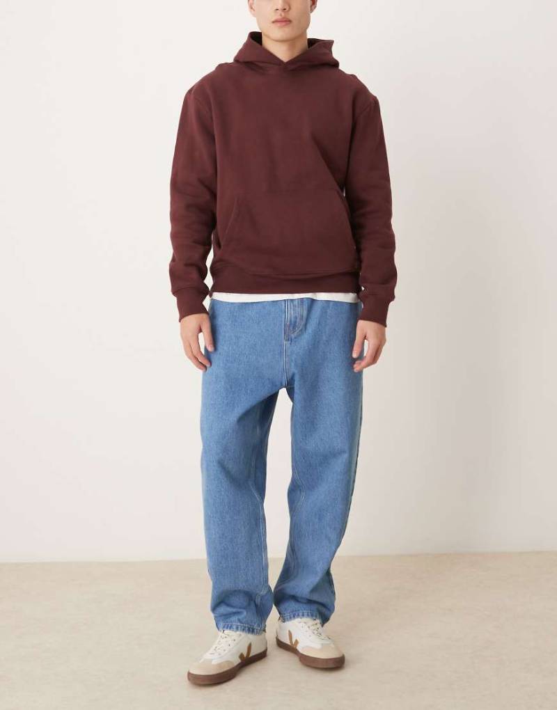 ASOS DESIGN - Jeans in verwaschenem Mittelblau mit Skater-Schnitt von ASOS DESIGN