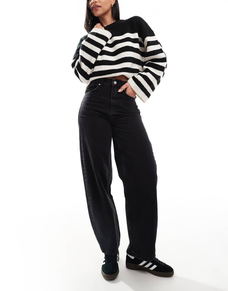 ASOS DESIGN - Schmale Jeans in verwaschenem Schwarz mit abgerundetem Beinschnitt von ASOS DESIGN