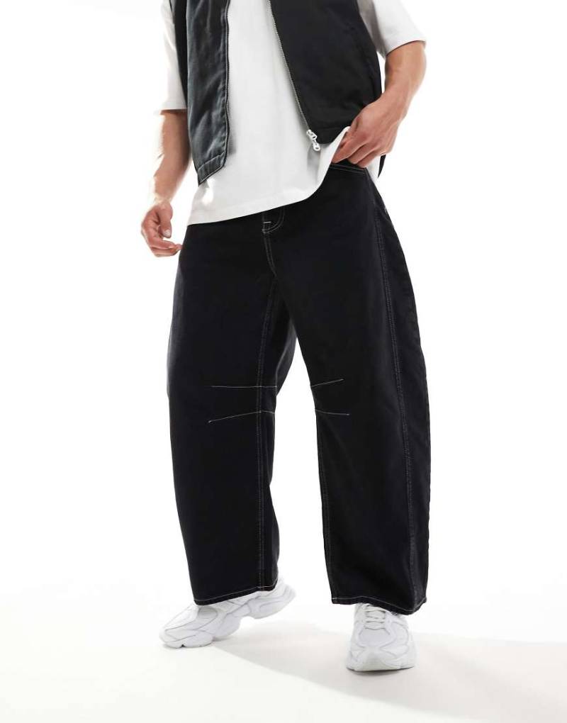 ASOS DESIGN - Jeans in verwaschenem Schwarz mit extrem weitem Beinschnitt und Ziernähten in Kontrastfarbe-Neutral von ASOS DESIGN