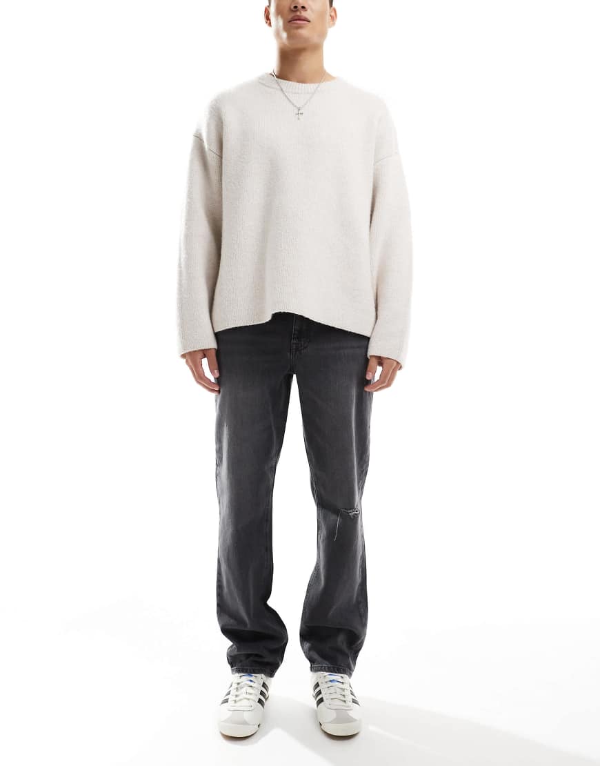 ASOS DESIGN - Jeans in verwaschenem Schwarz mit geradem Schnitt und Zierrissen von ASOS DESIGN