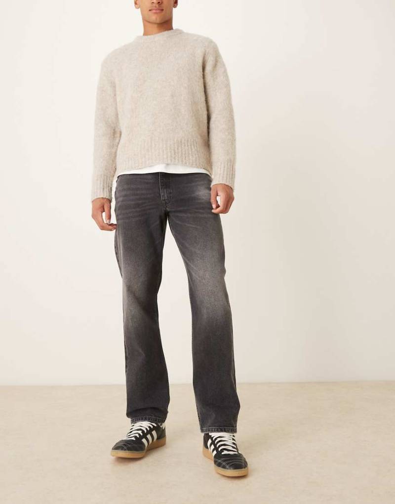 ASOS DESIGN - Jeans in verwaschenem Schwarz mit geradem Schnitt von ASOS DESIGN