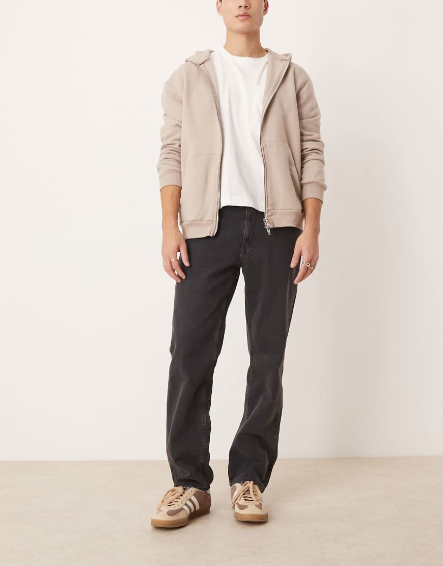ASOS DESIGN - Jeans in verwaschenem Schwarz mit geradem Schnitt ASOS DESIGN - Jeans in verwaschenem Schwarz mit geradem Schnitt von ASOS DESIGN