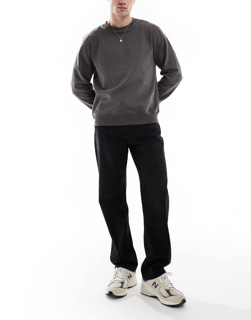 ASOS DESIGN - Jeans in verwaschenem Schwarz mit geradem Schnitt ASOS DESIGN - Jeans in verwaschenem Schwarz mit geradem Schnitt von ASOS DESIGN