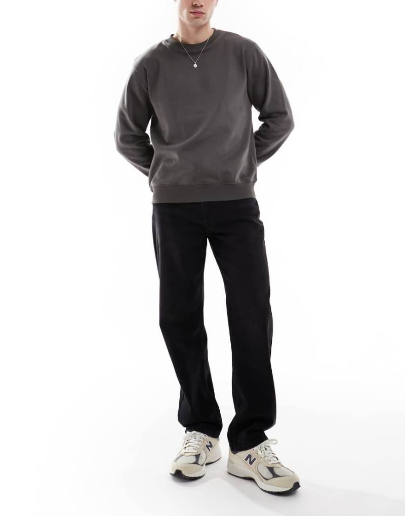 ASOS DESIGN - Jeans in verwaschenem Schwarz mit geradem Schnitt von ASOS DESIGN