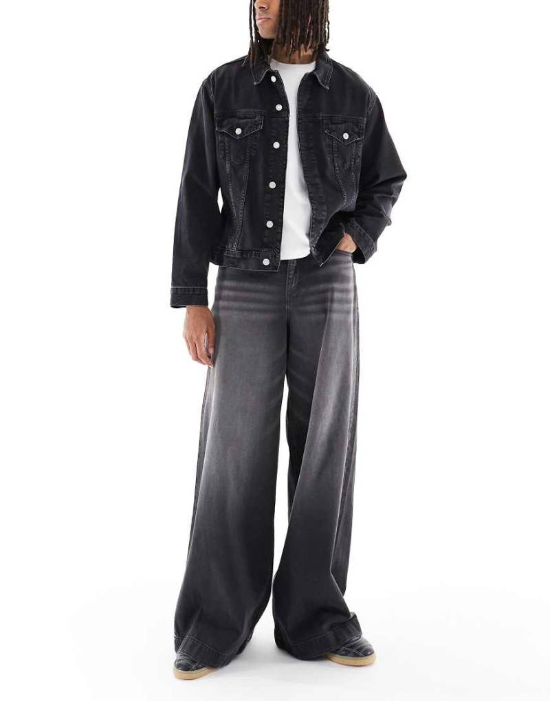ASOS DESIGN - Jeans in verwaschenem Schwarz mit sehr weitem Bein von ASOS DESIGN