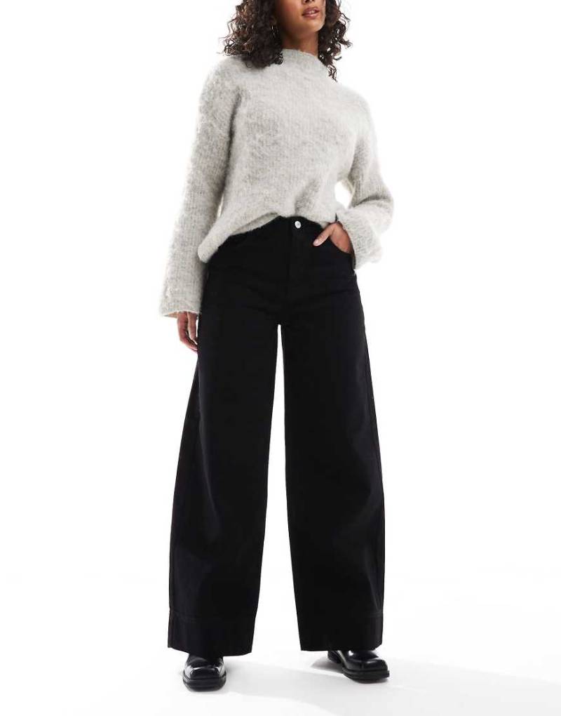 ASOS DESIGN - Jeans in verwaschenem Schwarz mit tiefem Saum von ASOS DESIGN