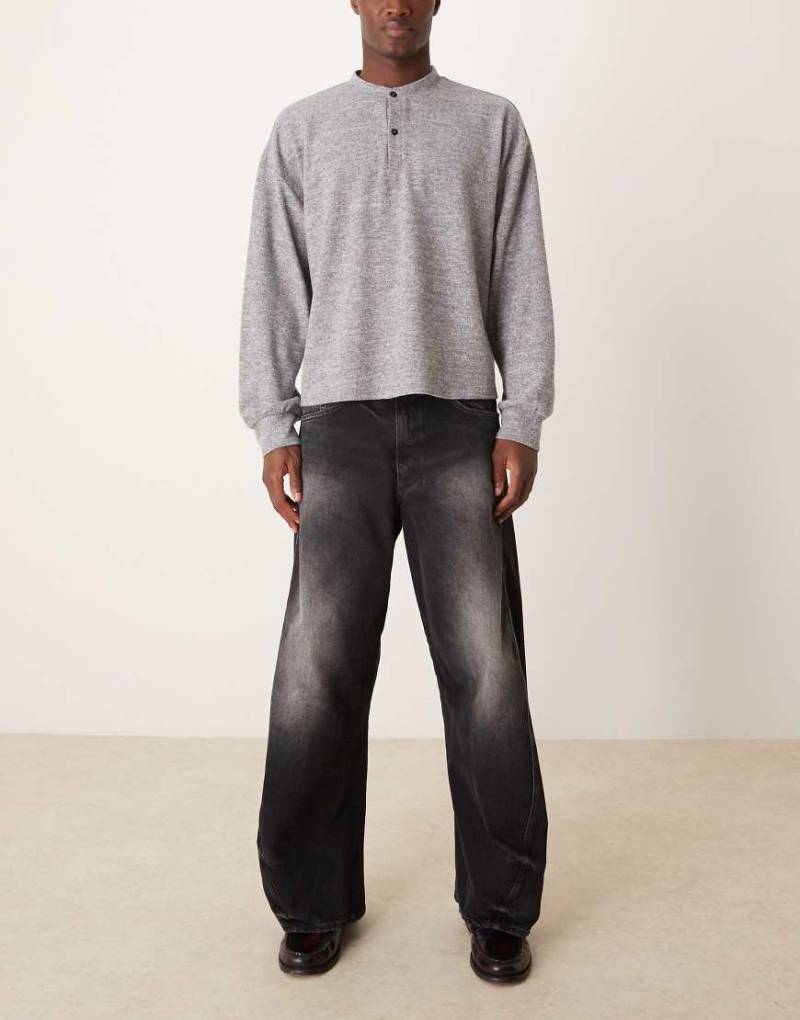 ASOS DESIGN - Jeans in verwaschenem Schwarz mit verdrehtem Saum von ASOS DESIGN