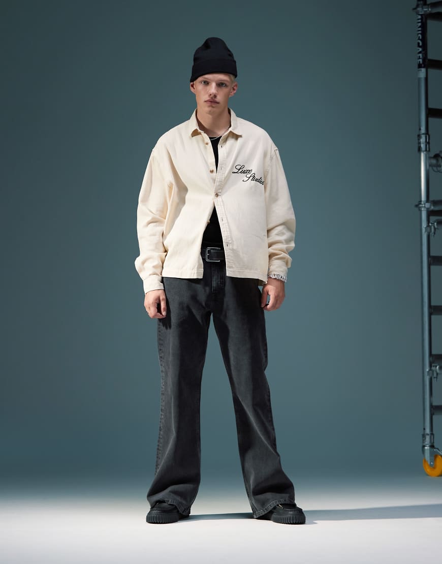 ASOS DESIGN - Jeans in verwaschenem Schwarz mit weitem, ausgestelltem Schnitt von ASOS DESIGN