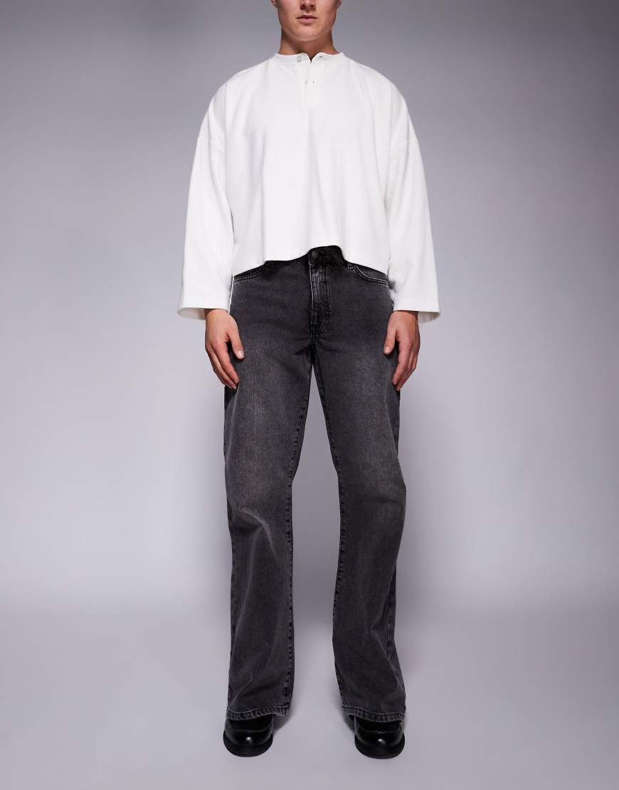 ASOS DESIGN - Jeans in verwaschenem Schwarz mit weitem, ausgestelltem Schnitt ASOS DESIGN - Jeans in verwaschenem Schwarz mit weitem, ausgestelltem Schnitt von ASOS DESIGN